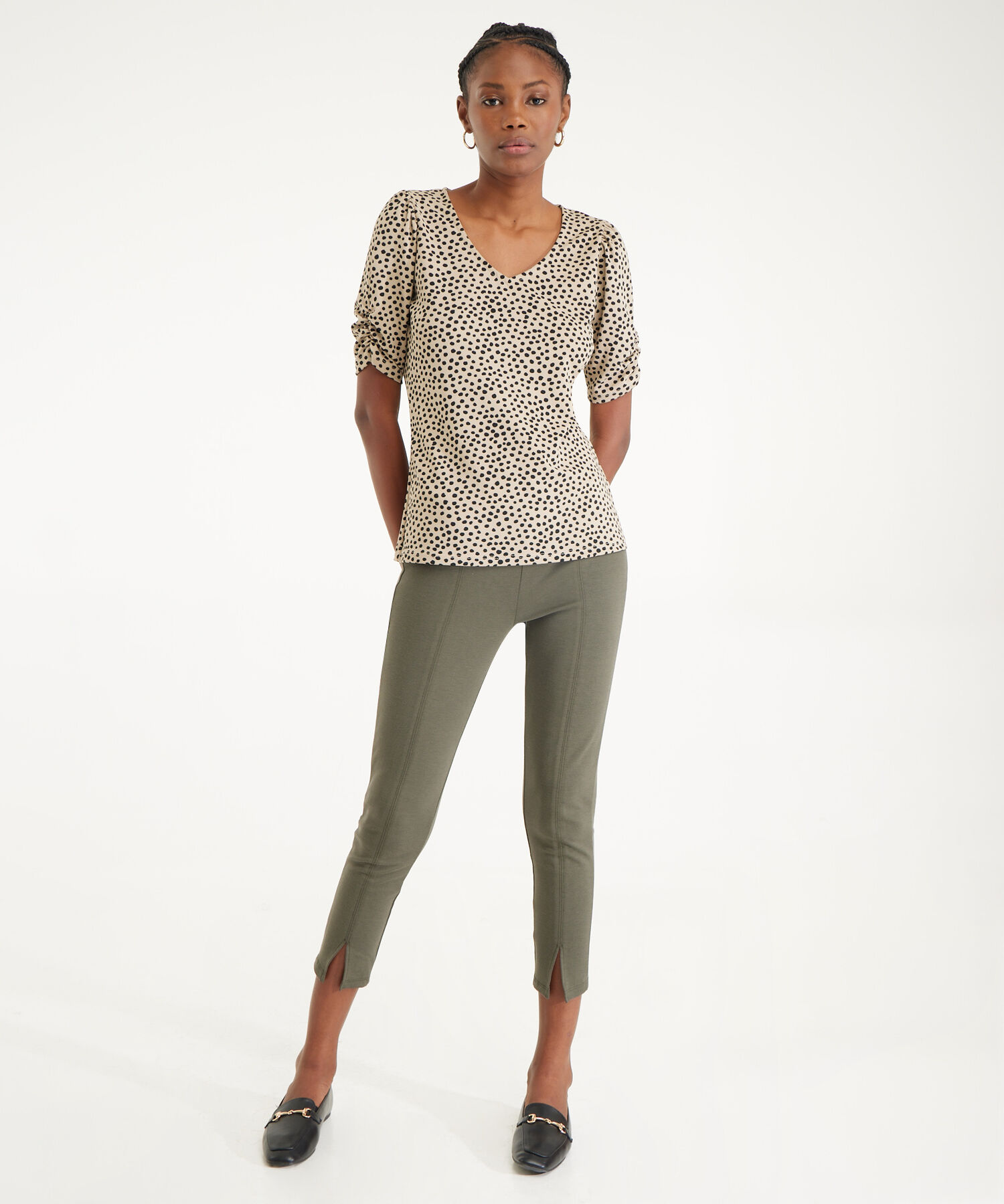 Leggings Unicolor Con Corte En Frente Y Abertura En Bota