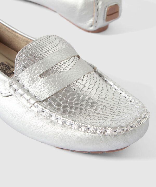 Mocasines con Detalle de Escamas