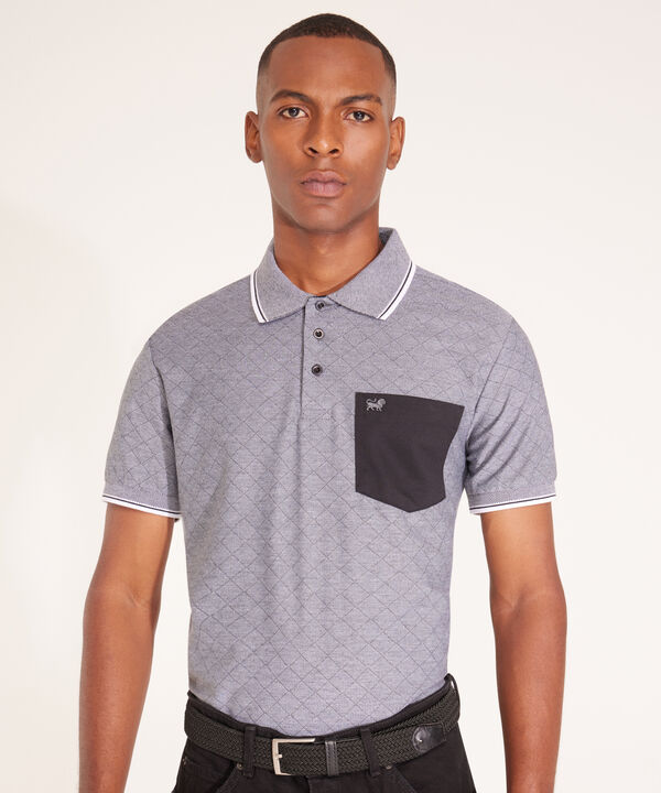 Polo Preteñida Texturizada, Cuello Y Puños Tejidos Con Bolsillo Y Silueta Regular Fit, Sunset Dust Línea Moda image number null