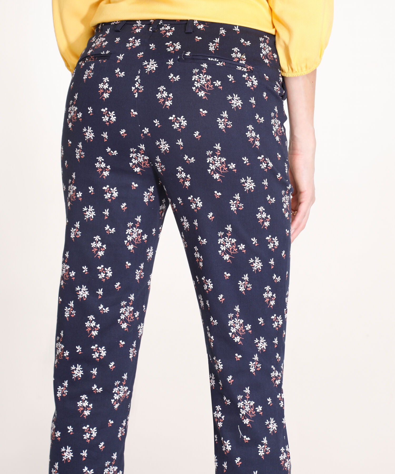 Pantalón Capri Con Bolsillos Laterales