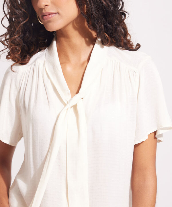 Blusa Unicolor Manga Corta, Cuello Smoking Para Anudar Con Cuello V, Corte En Hombro Con Recogido Y Botonadura En Frente