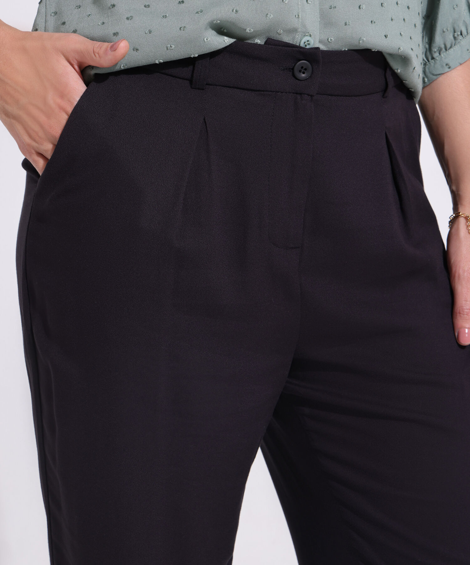 Pantalon Unicolor Tiro Alto Con Prenses En Frente, Bolsillos Laterales, Bota Recta Y Silueta Fluida