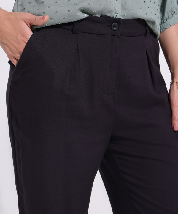 Pantalon Unicolor Tiro Alto Con Prenses En Frente, Bolsillos Laterales, Bota Recta Y Silueta Fluida