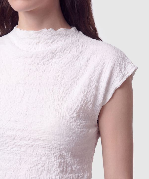 Camiseta Cuello Alto Texturizada Mujer
