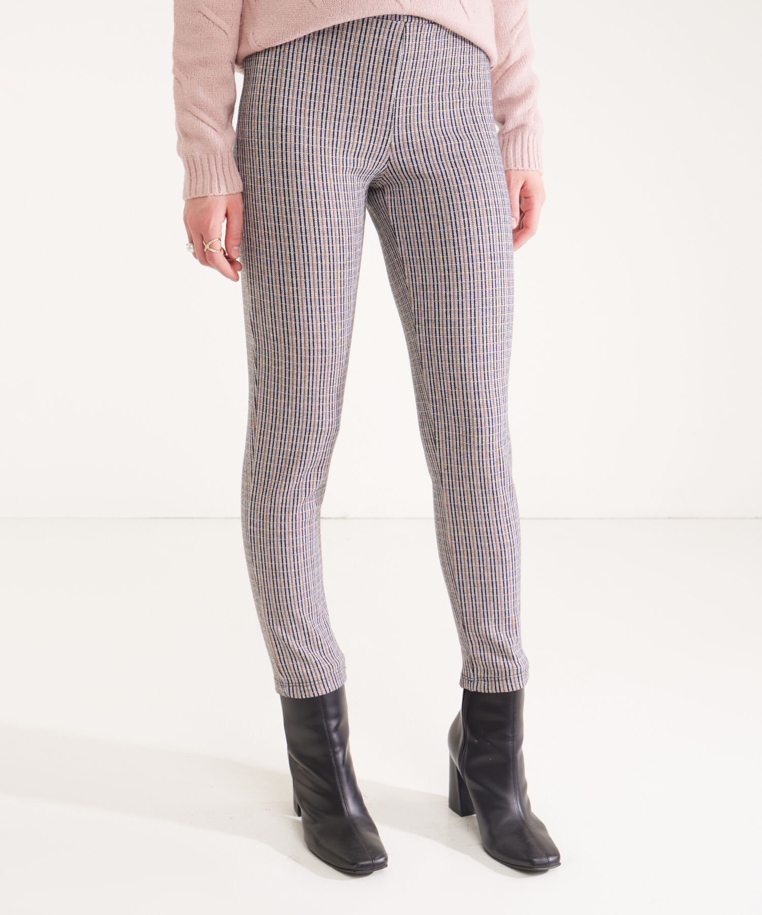 Leggings Prete&ntilde;ido Con Corte En Frente