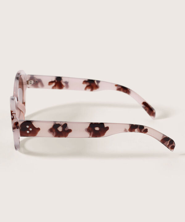 Gafas de sol con estilo elegante