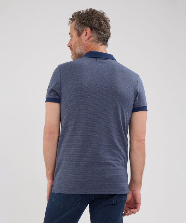 Polo Unicolor Con Textura, Cuello Y Puños Tejidos, Silueta Slim Fit, Lineas