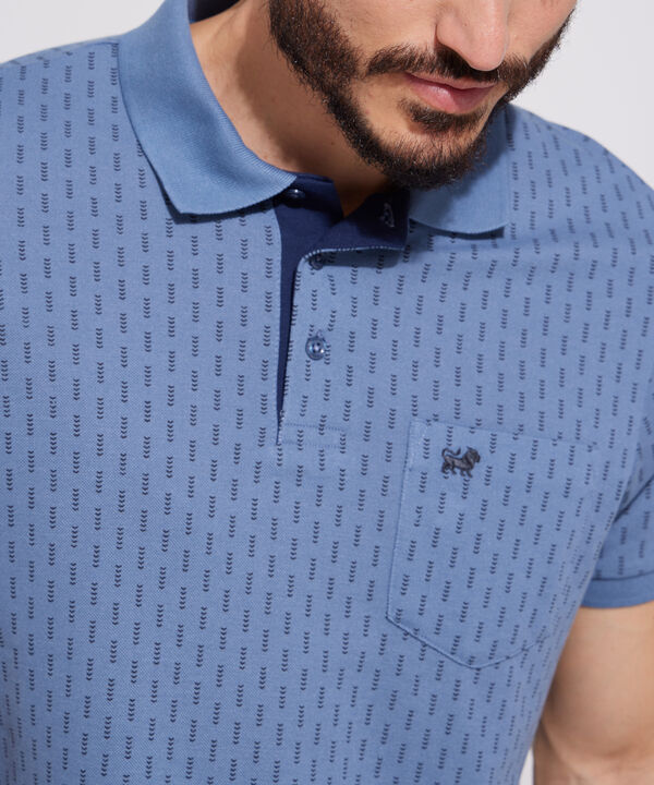 Polo Estampada, Cuello Y Puños Tejidos Con Bolsillo, Silueta Regular Fit
