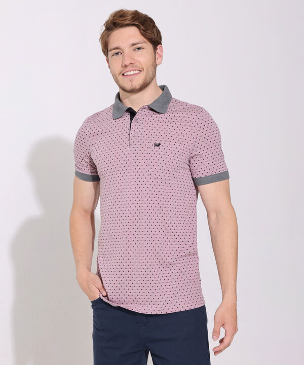 Polo Estampada, Cuello Y Puños Tejidos En Contraste Con Bolsillo, Silueta Regular Fit image number null