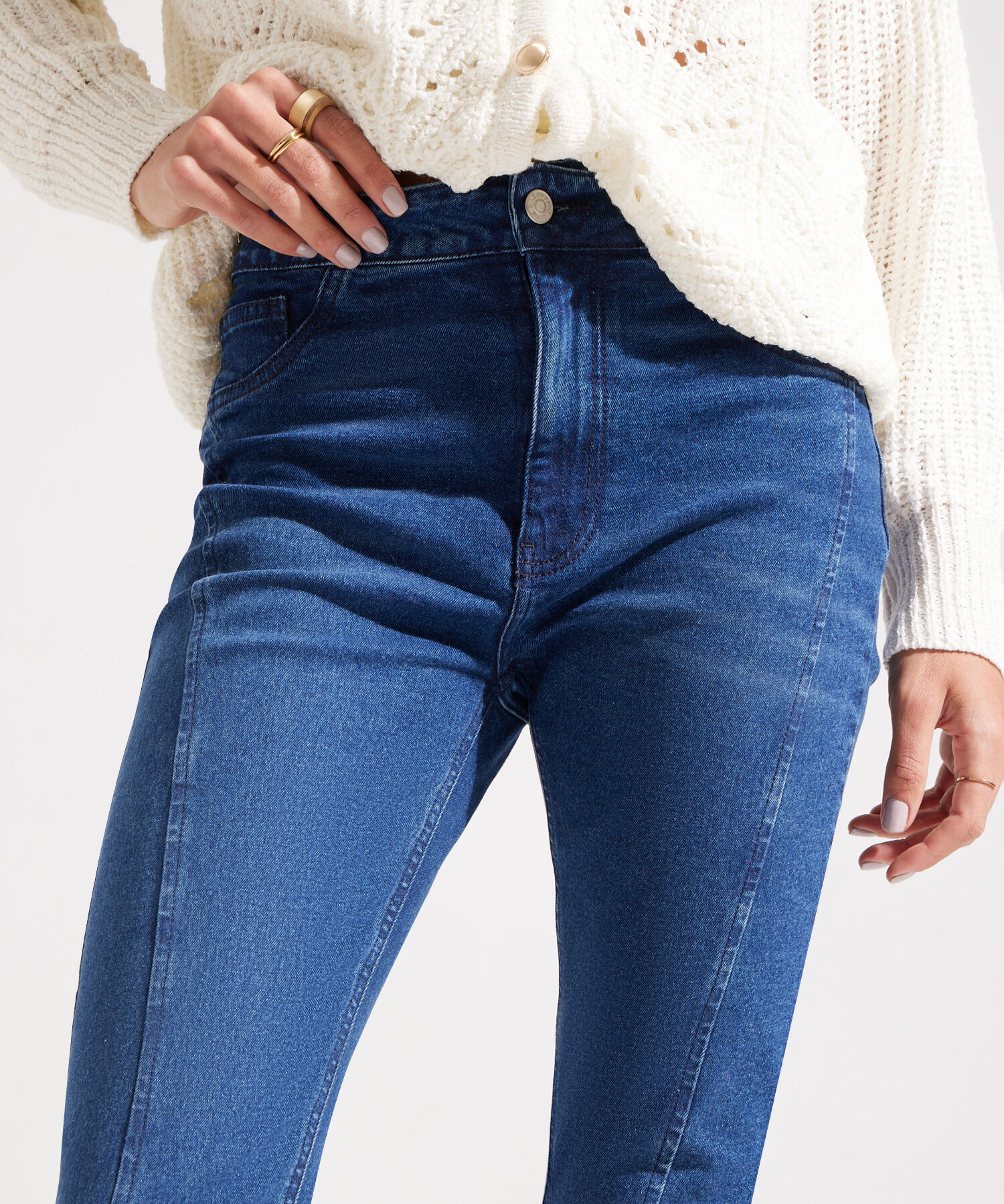 Jeggings Tono Oscuro Con Corte Y Abertura En Delantero