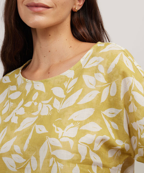 Blusa Manga Corta Con Guardapolvo  En Lino Estampada