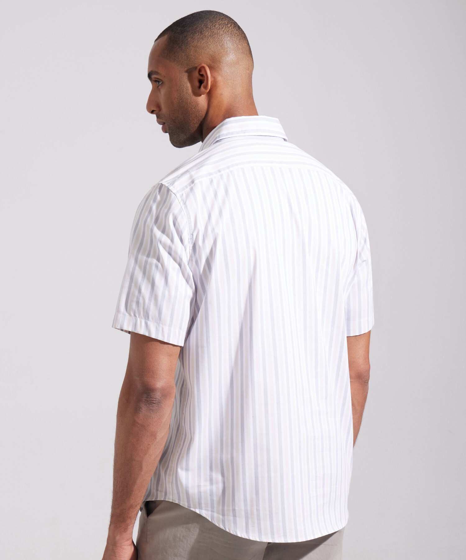 Camisa Prete&ntilde;ida Manga Corta Con Bolsillo Y Silueta Regular Fit