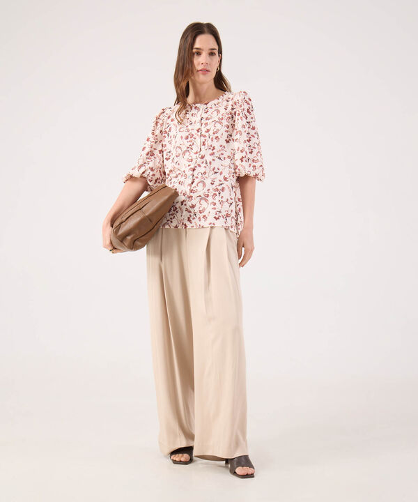 Blusa Con Estampado Y Botonadura  image number null