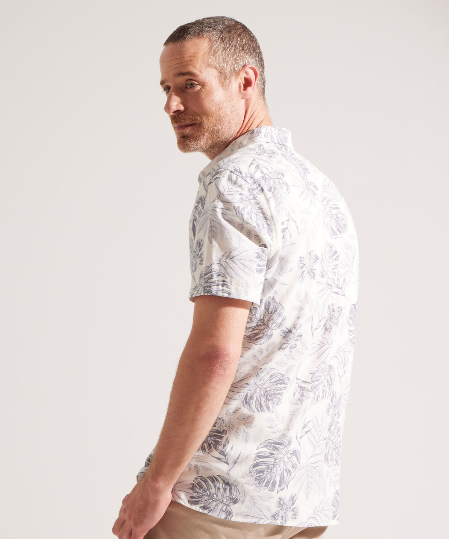 Camisa con Estampado Tropical de Hojas