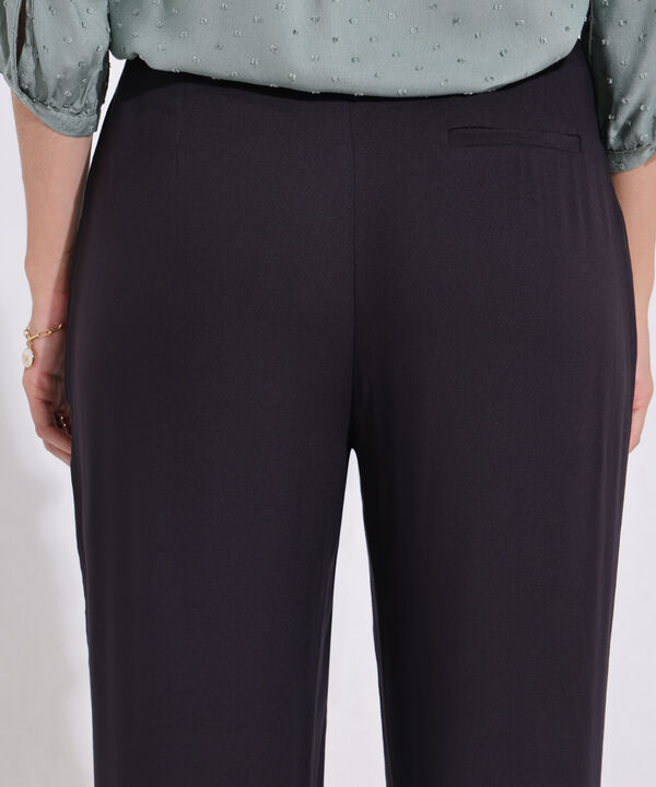 Pantalon Unicolor Tiro Alto Con Prenses En Frente, Bolsillos Laterales, Bota Recta Y Silueta Fluida