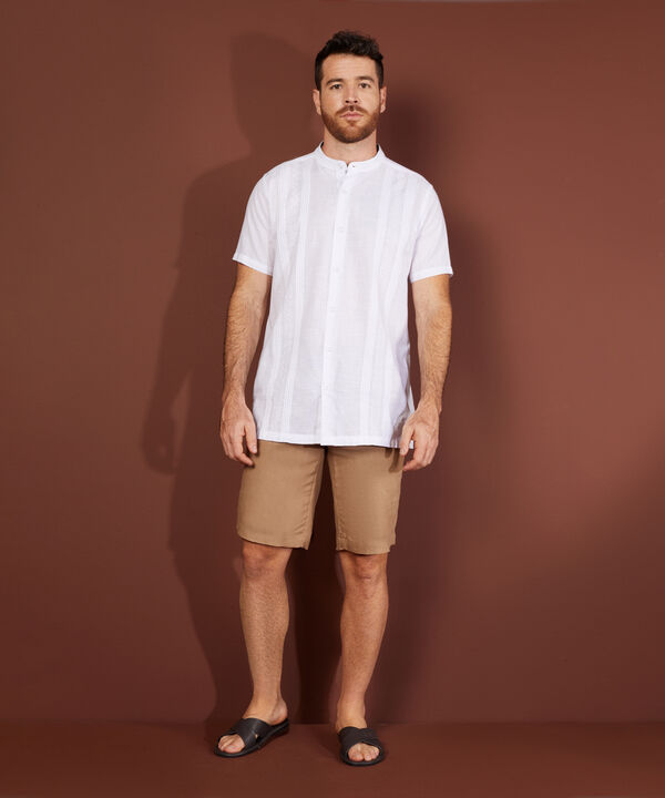 Bermuda Unicolor En Lino Tipo Chino Con Bolsillos Laterales Y Ribetes Traseros, Silueta Regular Fit