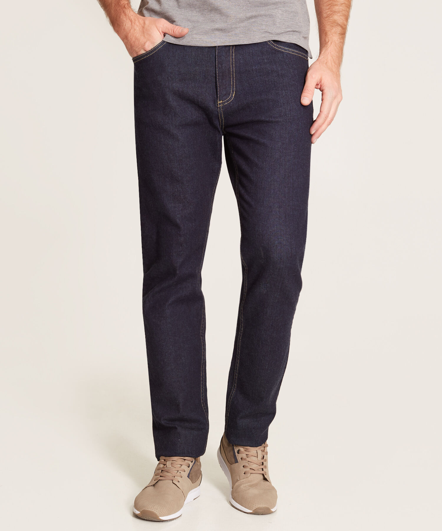 Jeans En Tono Azul Oscuro Con Diseño Clásico 