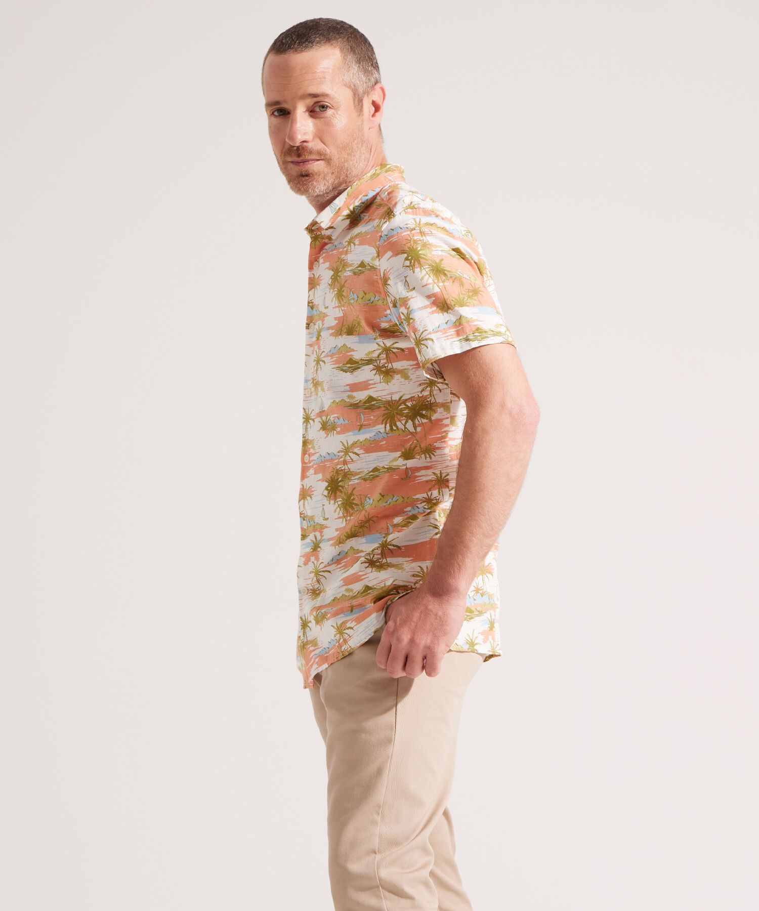 Camisa con Estampado Tropical de Hojas