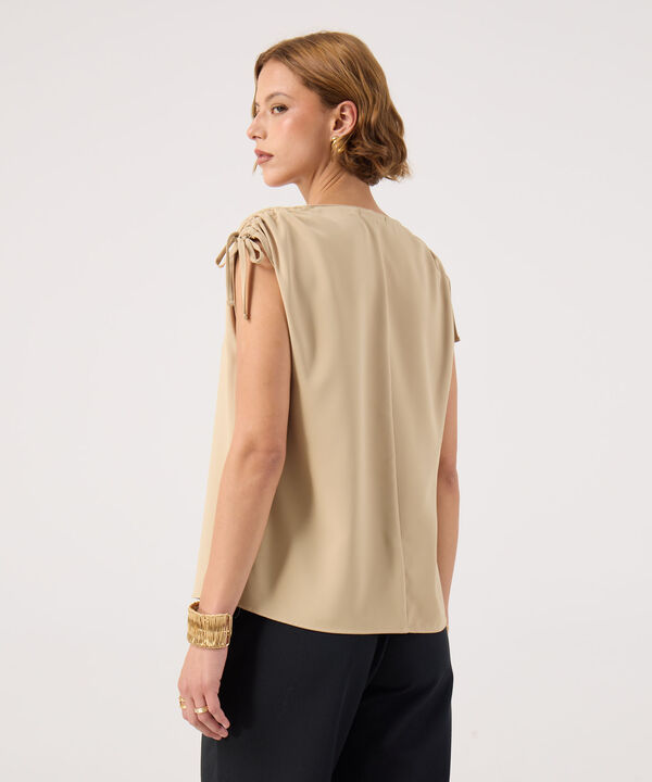Blusa unicolor con detalle en hombros 