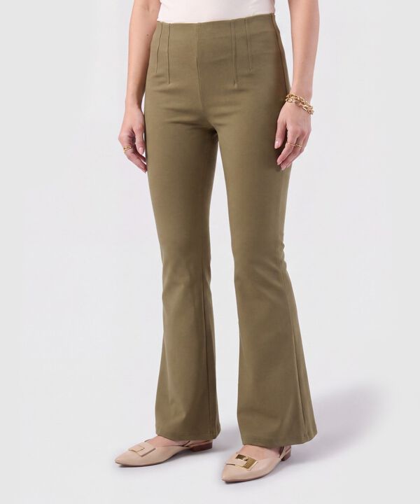 Pantal&oacute;n Bota Campana con Pinzas Mujer