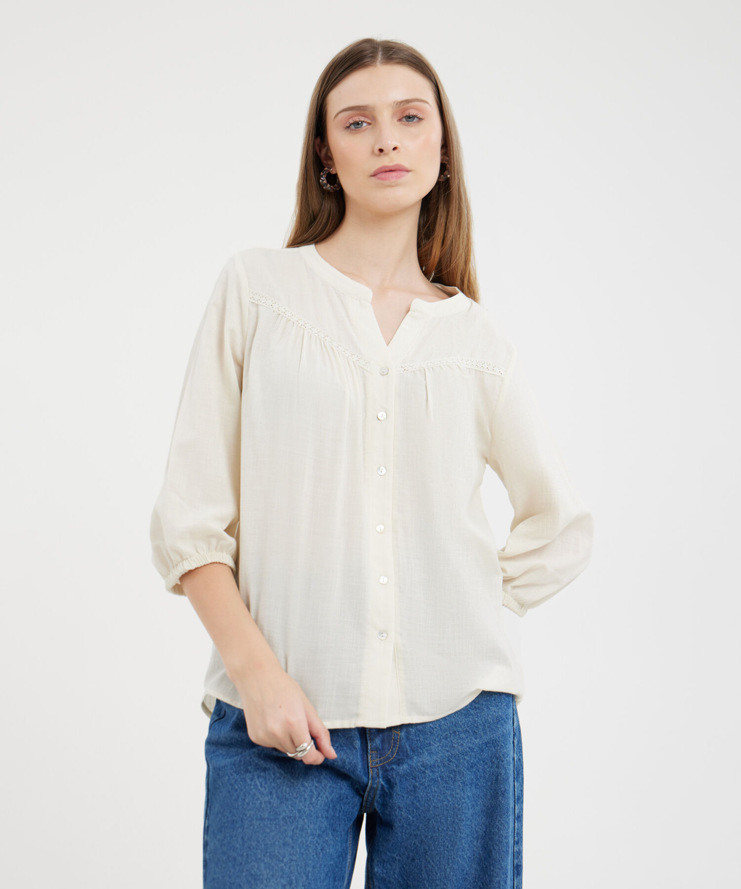 Blusa Unicolor Manga 3/4, Escote V Con Cuello Nerú, Recogido Con Detalle Encaje