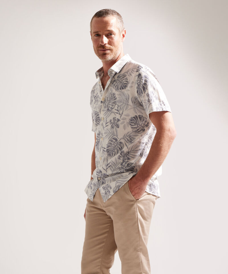 Camisa con Estampado Tropical de Hojas