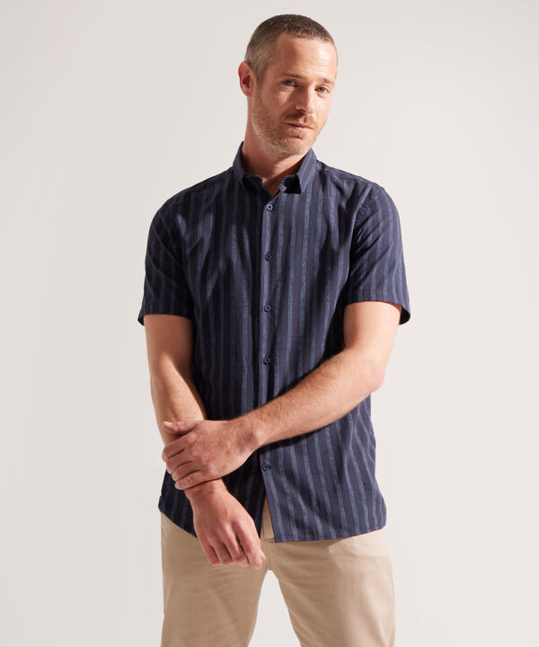 Camisa con Estampado Tropical de Hojas