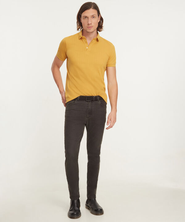 Polo Unicolor Textura Cuello Y Puños Tejidos, Pechera Con Abotonadura Interna Y Silueta Regular Fit, Safari Soft