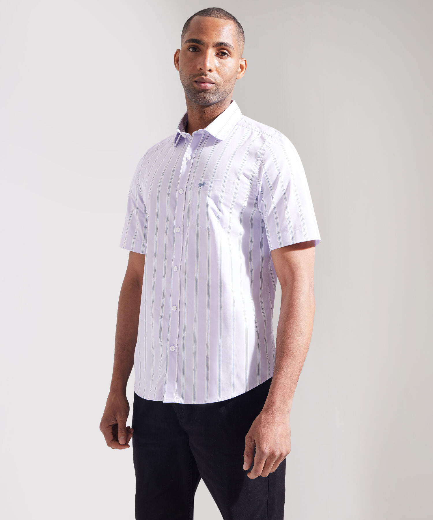 Camisa Preteñida Manga Corta Con Bolsillo Y Silueta Regular Fit