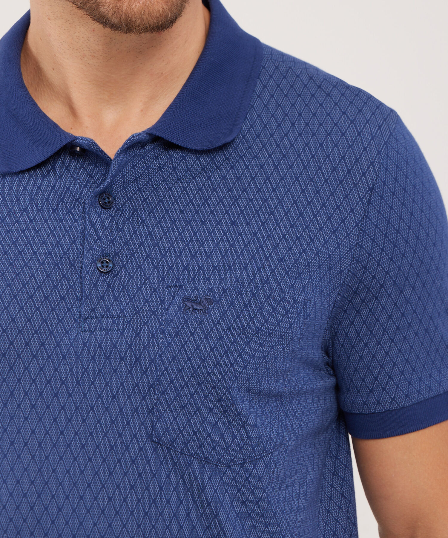 Polo Estampada, Cuello Y Puños Tejidos Con Bolsillo, Silueta Slim Fit,