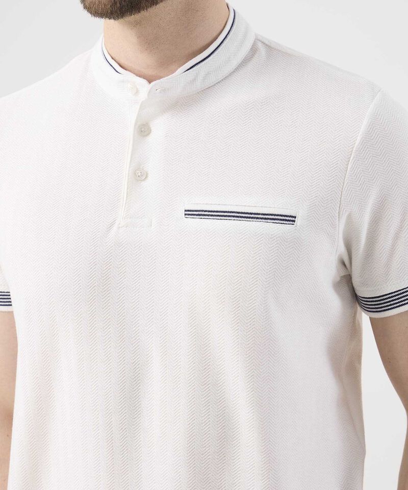 Polo Con Diseño En Contraste 