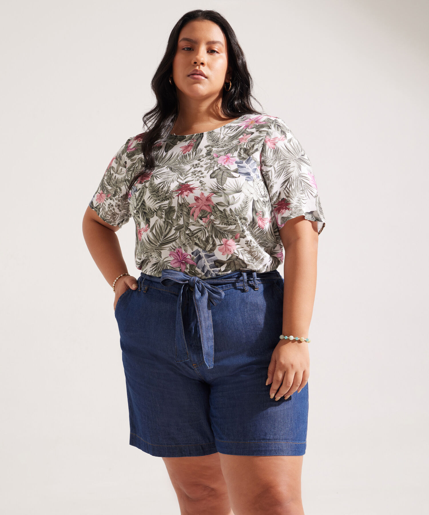 Bermuda Con Cinturon Desde El Costado Tono Oscuro