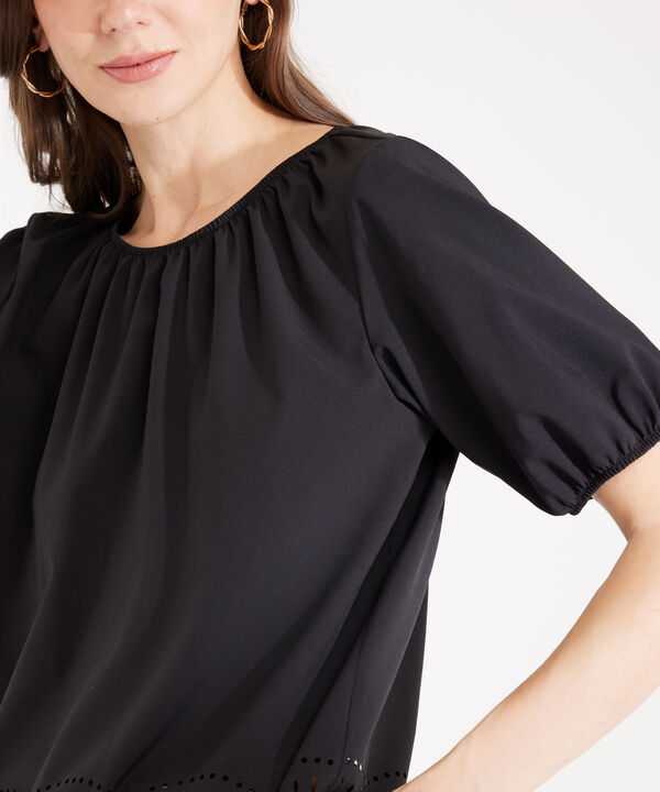 Blusa Unicolor Manga Corta Con Elástico En Cuello Y Mangas. Corte Laser En Ruedo