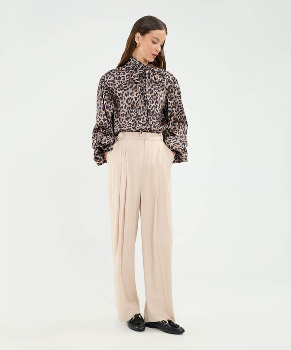 Blusa Manga Manga Larga Estampada Con Corbata image number null