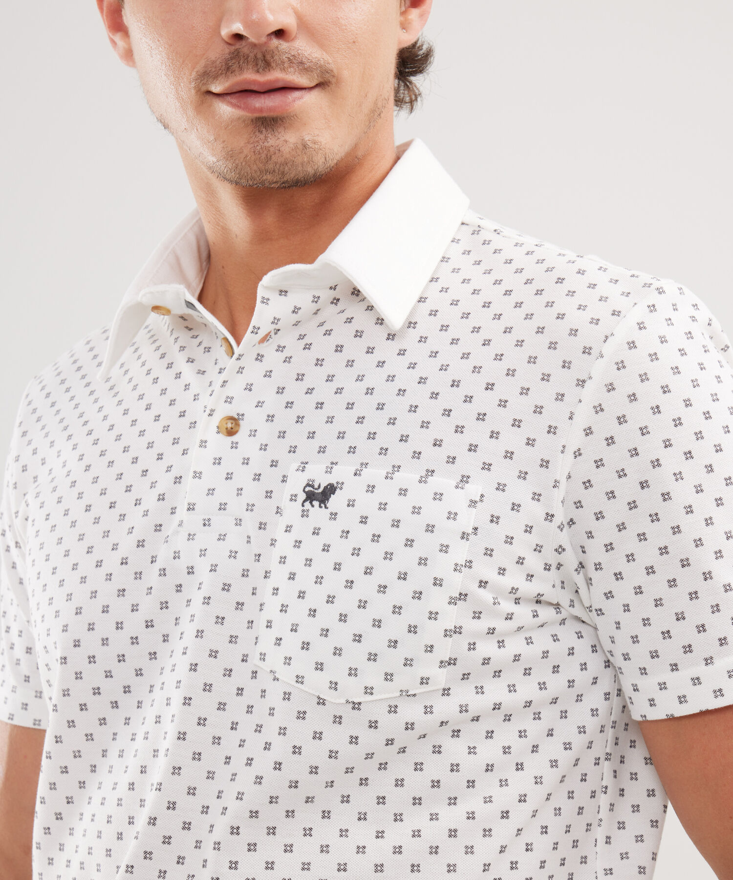 Polo Estampada, Cuello Duro Con Bolsillo, Silueta Regular Fit