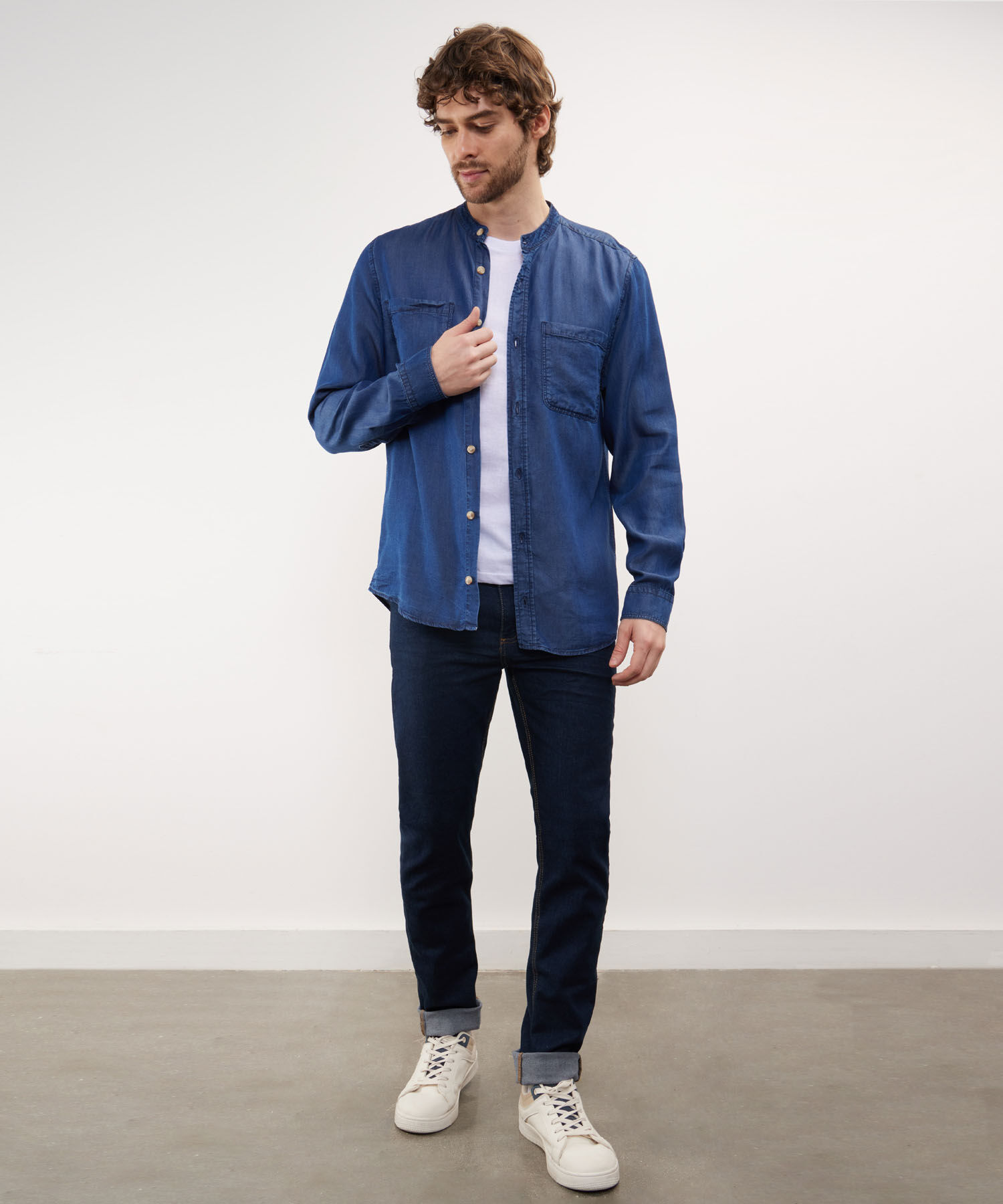 Camisa Camisa Manga Larga Tono Oscuro Cuello Neru Con Bolsillos Esquinas Redondeadas