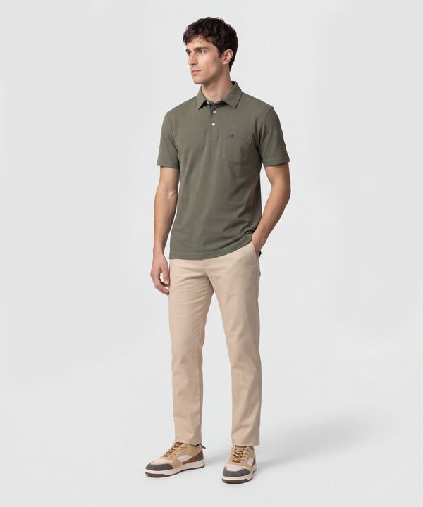 Polo Unicolor, Cuello Duro Con Bolsillo Y Silueta Regular Fit