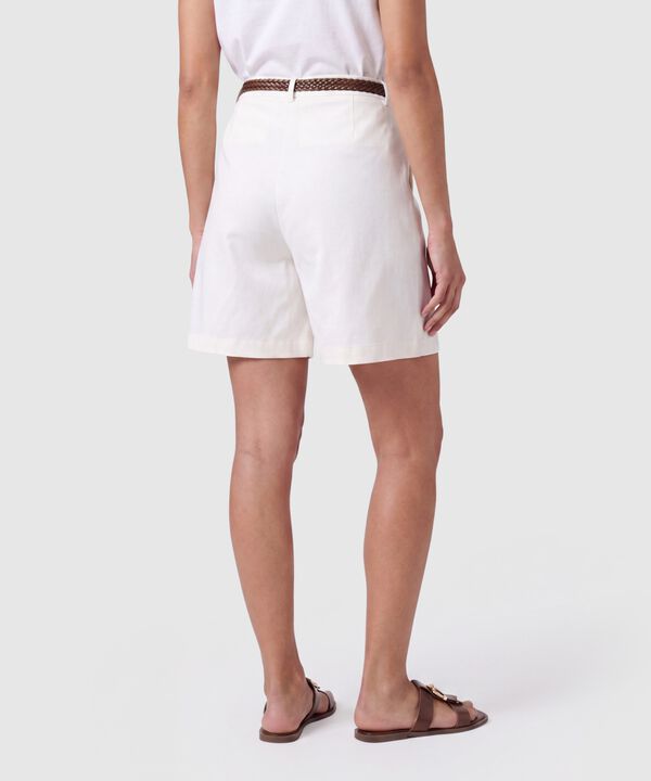 Bermuda Cl&aacute;sica con Pinzas y Trabillas Mujer