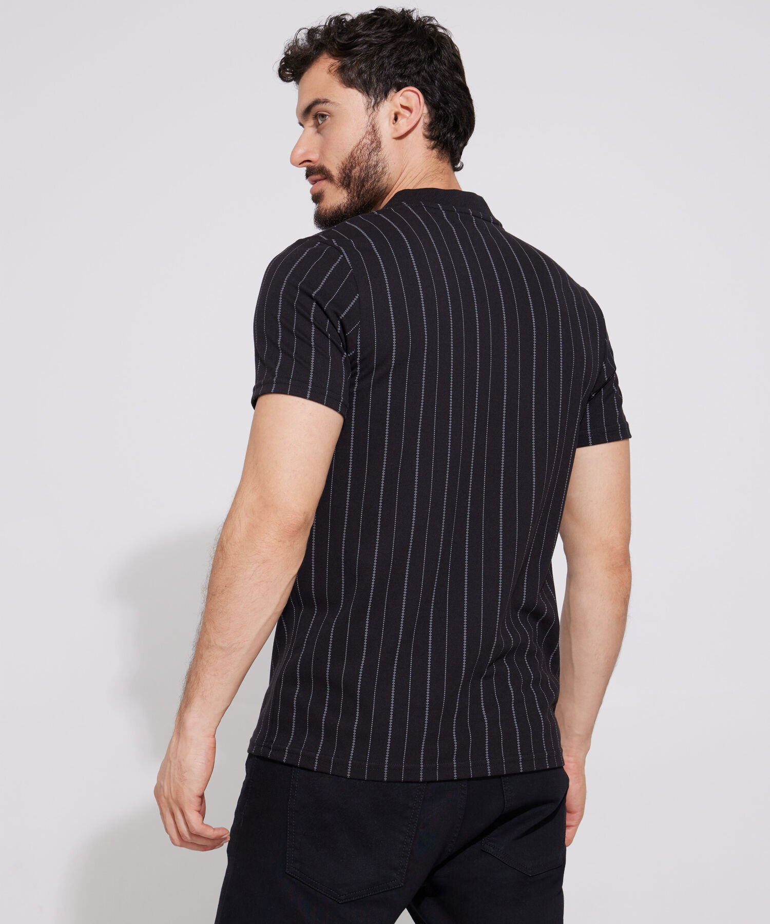 Polo Estampada, Cuello Mao Tejido Con Textura, Silueta Slim Fit