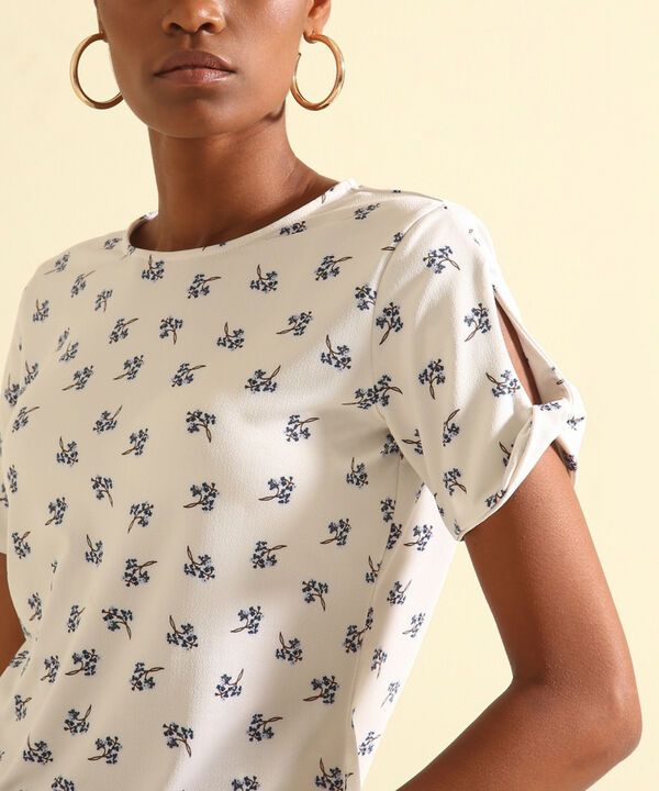 Camiseta Estampada Cuello Redondo, Manga Corta Con Abertura Y Puño Retorcido