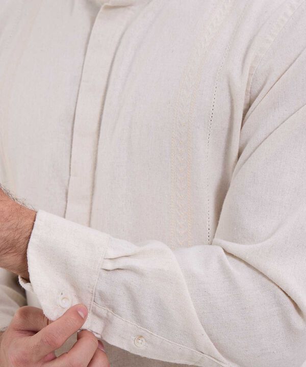 Camisa guayabera manga larga con bordado para hombre image number null