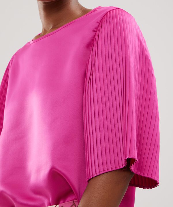 Blusa Unicolor Con Mangas Plisadas