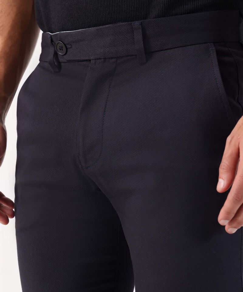 Pantal&oacute;n Unicolor Slim Fit Con Textura