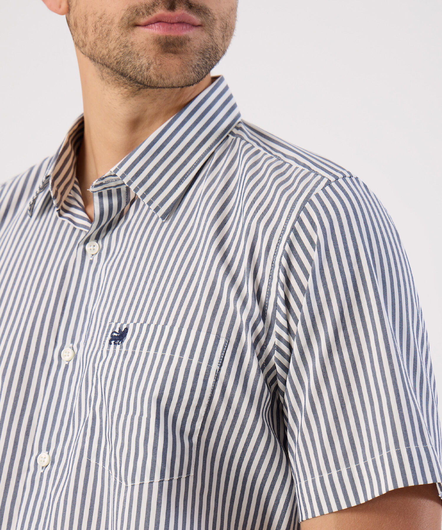 Camisa De Rayas Con Bolsillo Para Hombre