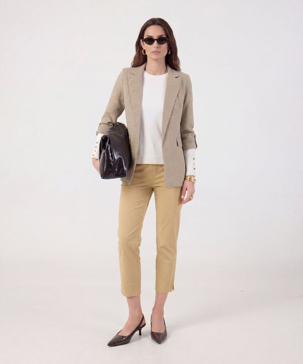 Pantal&oacute;n Capri Con Bot&oacute;n A Contraste Para Mujer