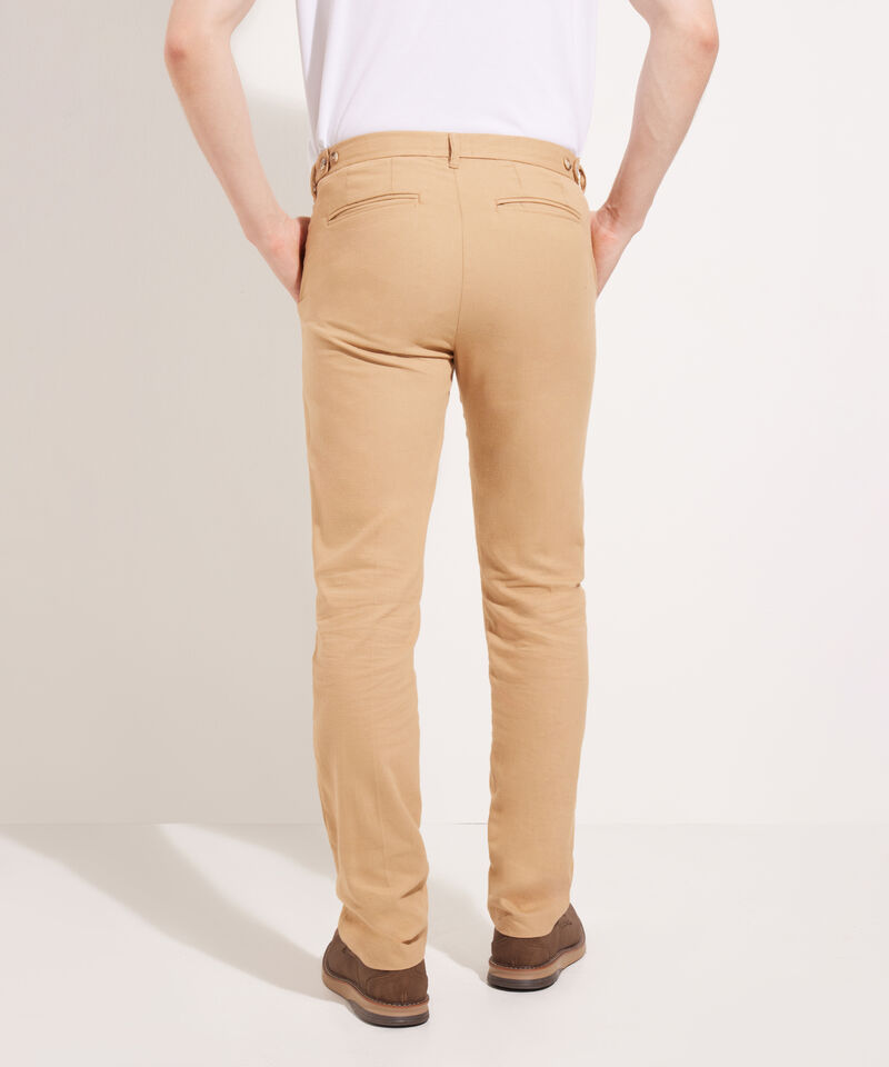 Pantalón Chino Con Detalles De Pretina