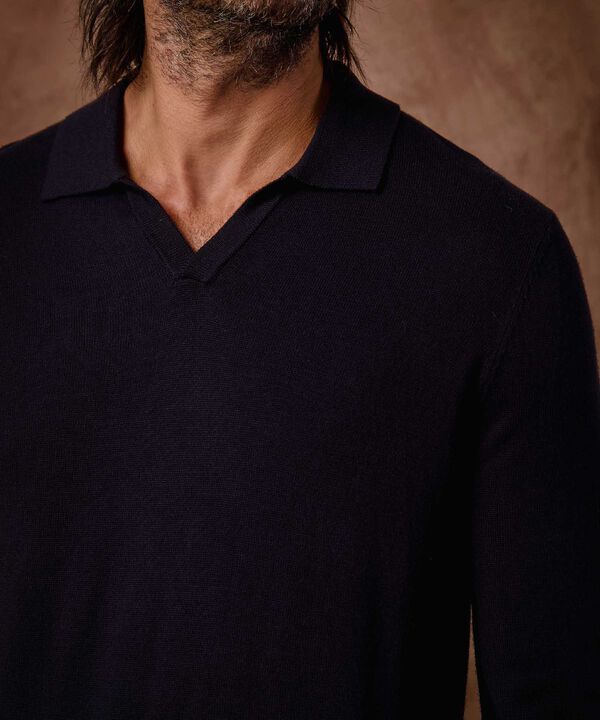 Polo de Tejido Fino con Cuello V Para Hombre image number null