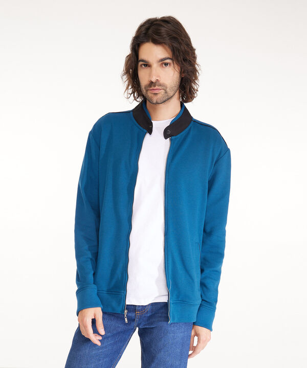 Buzo Abierto Tipo Bomber, Cuello Nerú, Bolsillos Ribete Laterales, Puños Tejidos Y Detalles En Hombros
