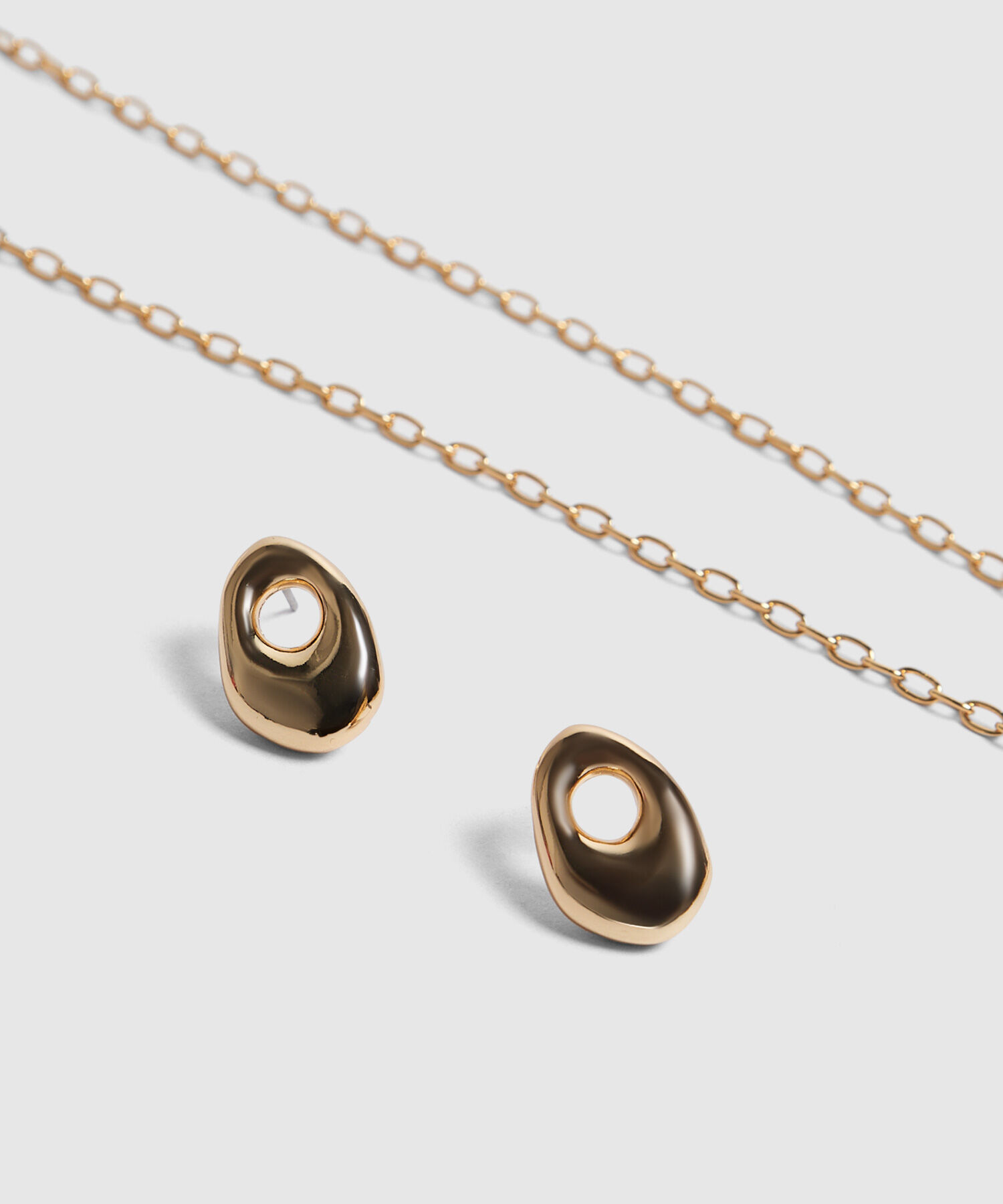 Set de accesorios dorados