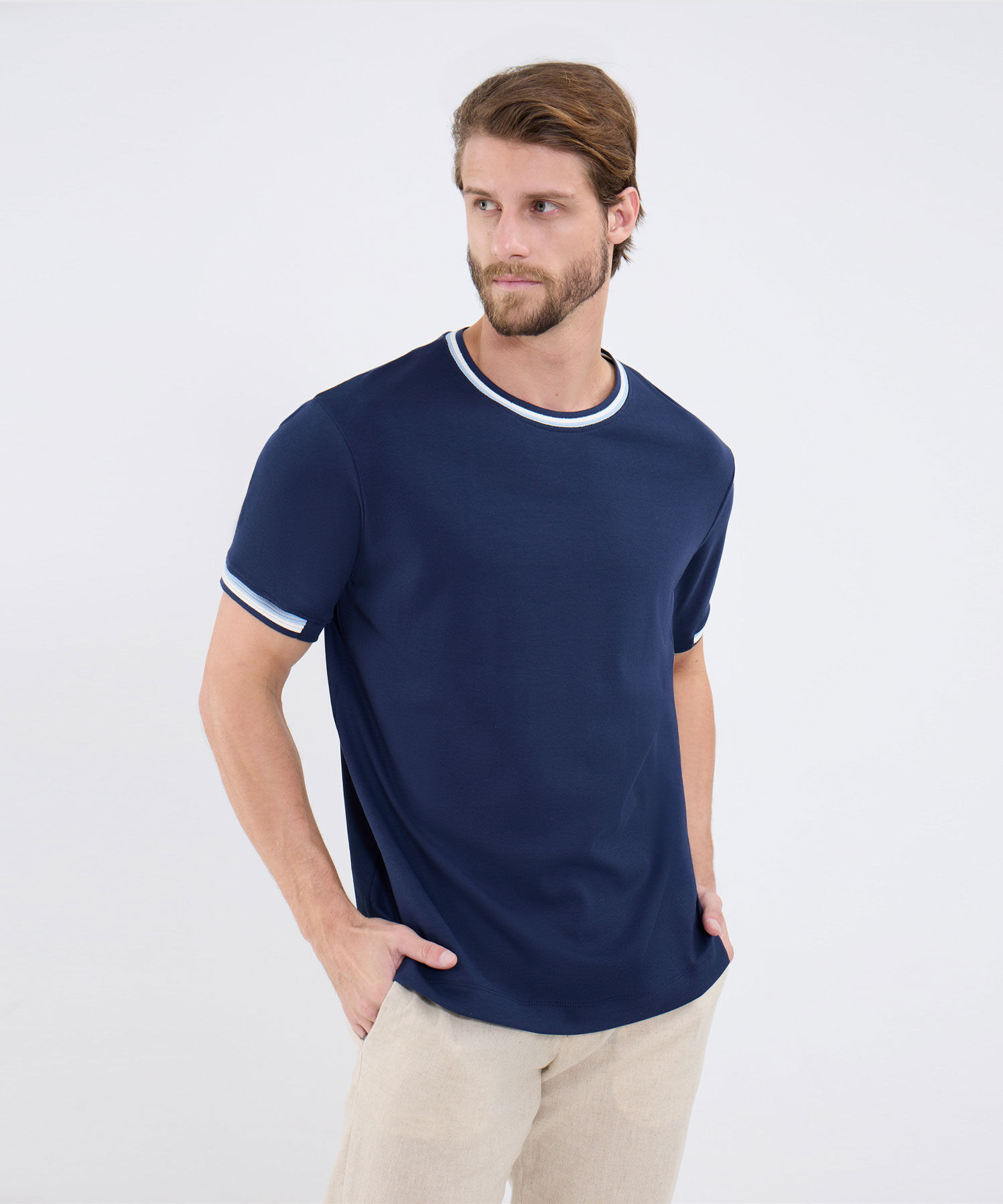 Camiseta Unicolor Con Detalle En Cuello